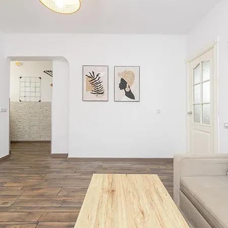 Center Penthouse & Parking Apartment *