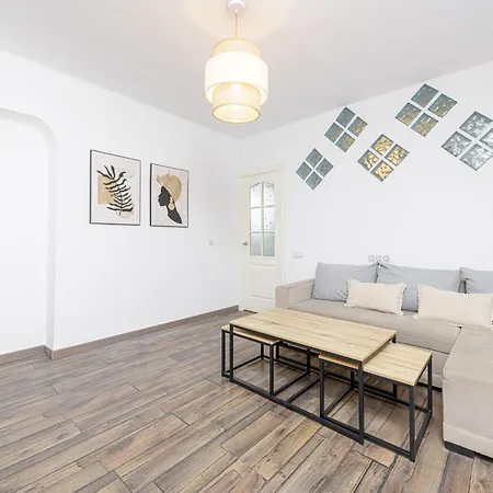 Center Penthouse & Parking Apartment